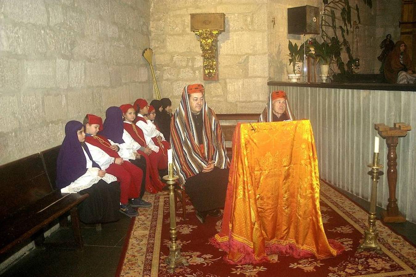 Cenicero ha revivido, como es tradición, la estampa navideña del portal de Belén. Los actores del pueblo han encarnado en la iglesia a los principales protagonistas del nacimiento.