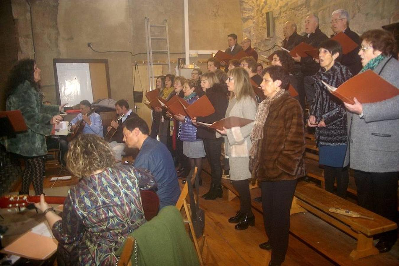 Cenicero ha revivido, como es tradición, la estampa navideña del portal de Belén. Los actores del pueblo han encarnado en la iglesia a los principales protagonistas del nacimiento.