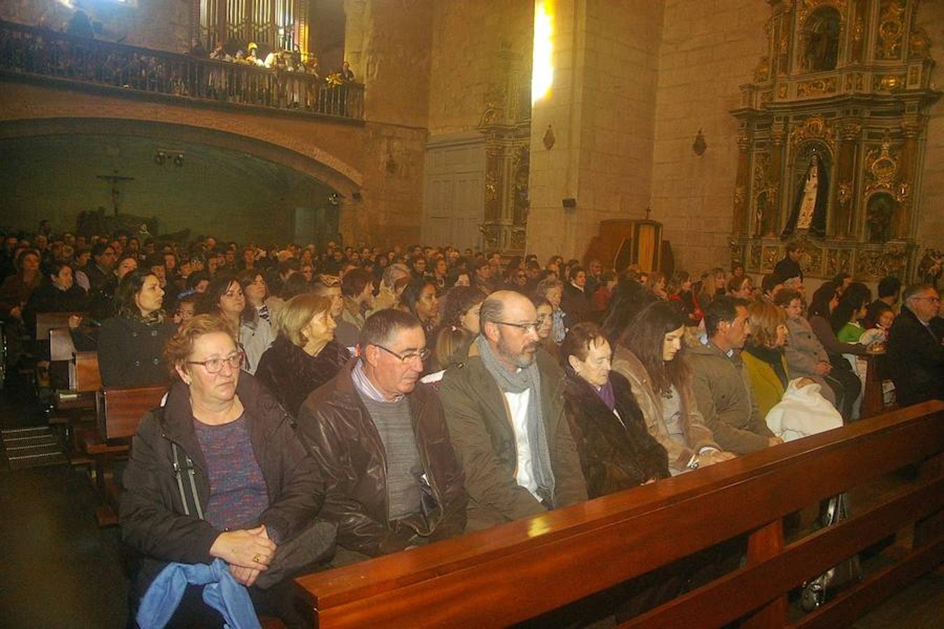 Cenicero ha revivido, como es tradición, la estampa navideña del portal de Belén. Los actores del pueblo han encarnado en la iglesia a los principales protagonistas del nacimiento.