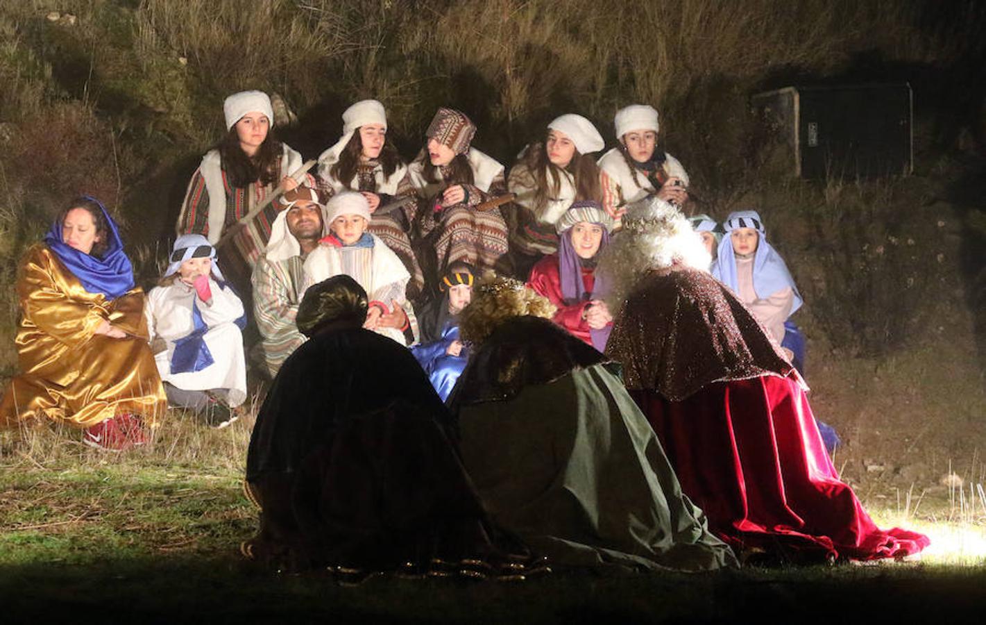 Más de 150 vecinos escenificaron en el Monte Viso el Nacimiento de Jesús, en una cita que cumple 48 años