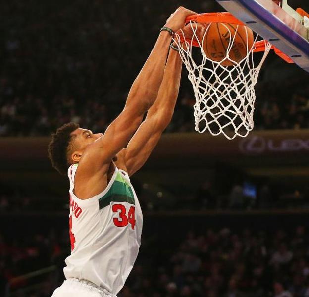 Giannis Antetokounmpo machaca el aro. 