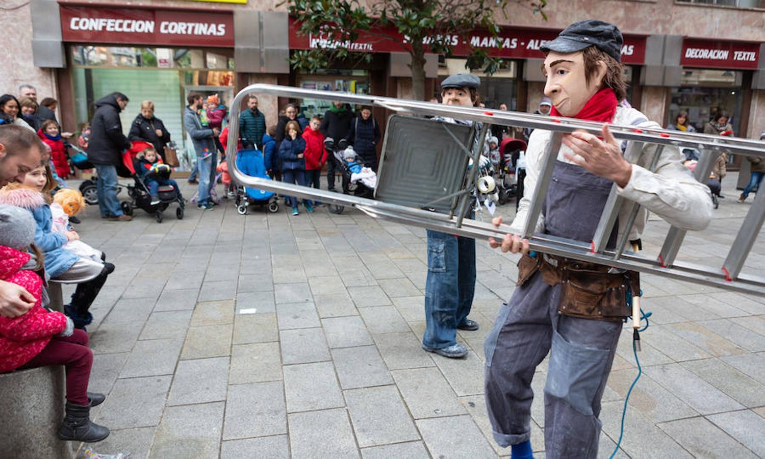 Arranca el festival de marionetas con un espectáculo callejero que recorrió el centro de Logroño