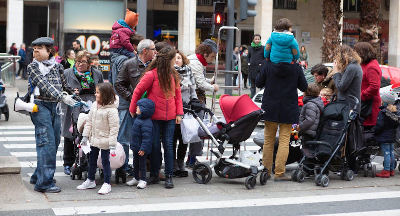 Arranca el festival de marionetas con un espectáculo callejero que recorrió el centro de Logroño