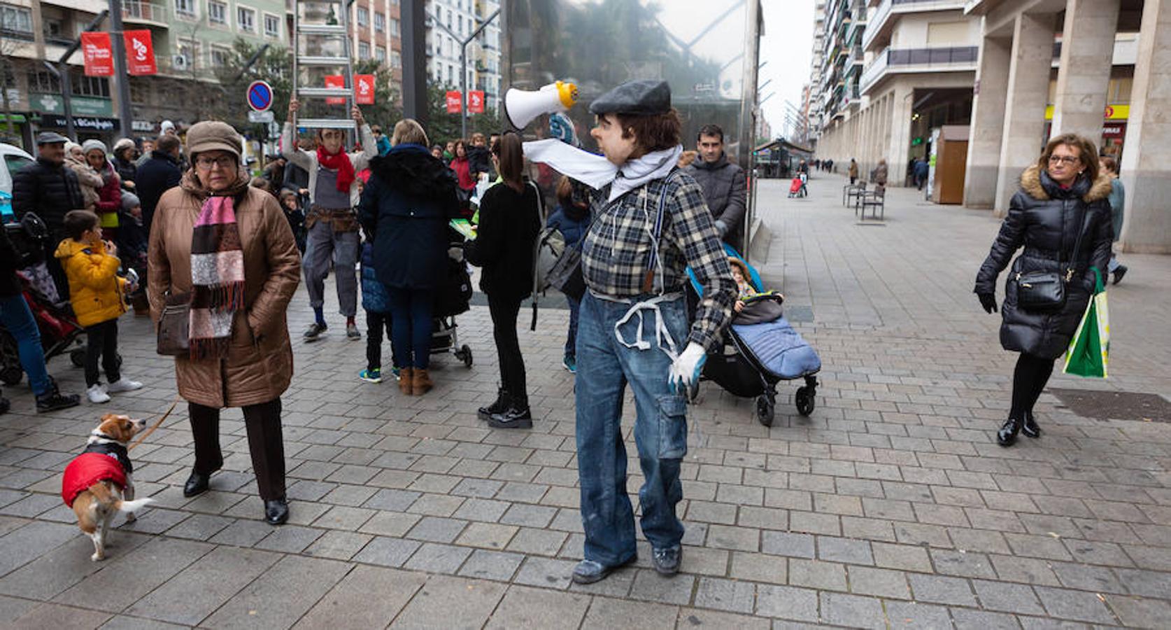 Arranca el festival de marionetas con un espectáculo callejero que recorrió el centro de Logroño