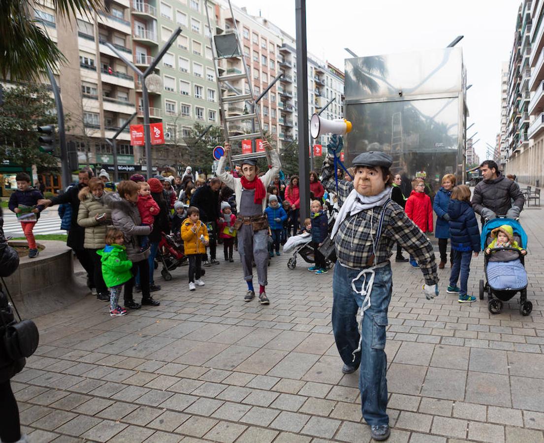 Arranca el festival de marionetas con un espectáculo callejero que recorrió el centro de Logroño