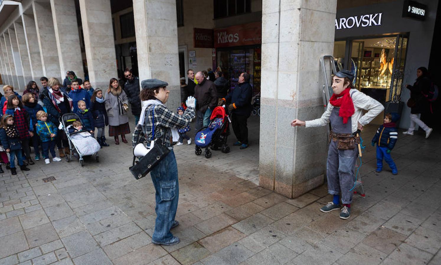 Arranca el festival de marionetas con un espectáculo callejero que recorrió el centro de Logroño