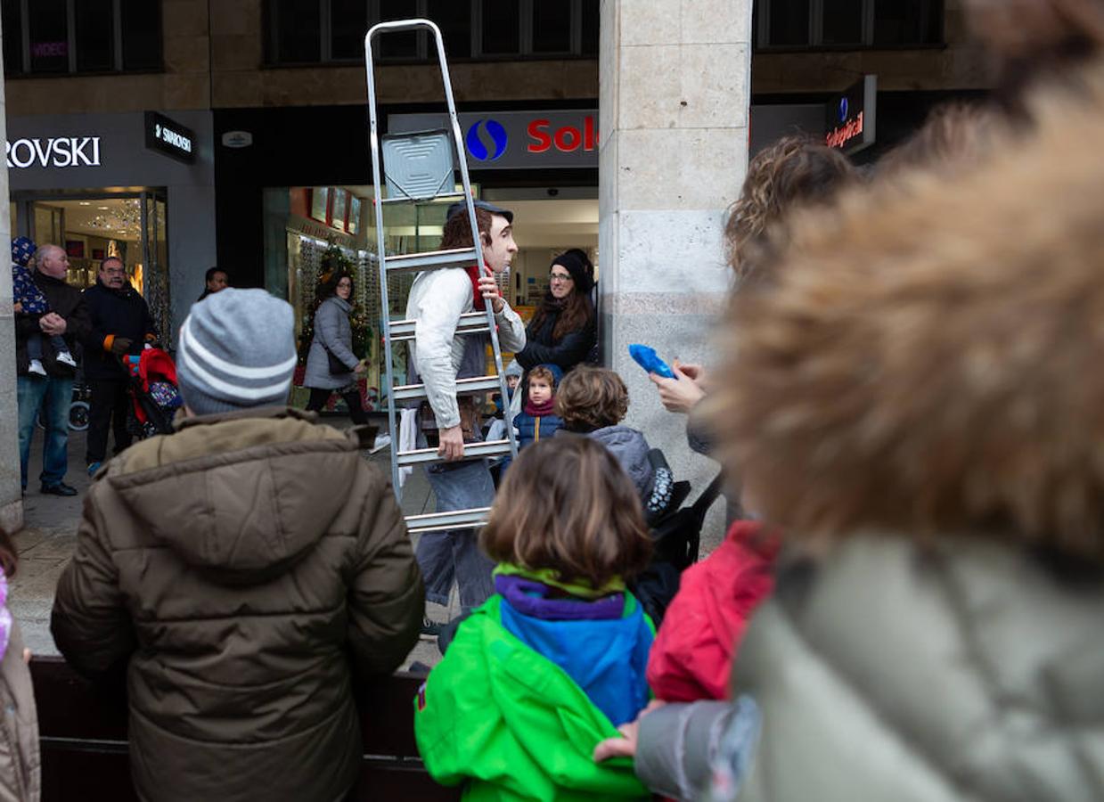 Arranca el festival de marionetas con un espectáculo callejero que recorrió el centro de Logroño