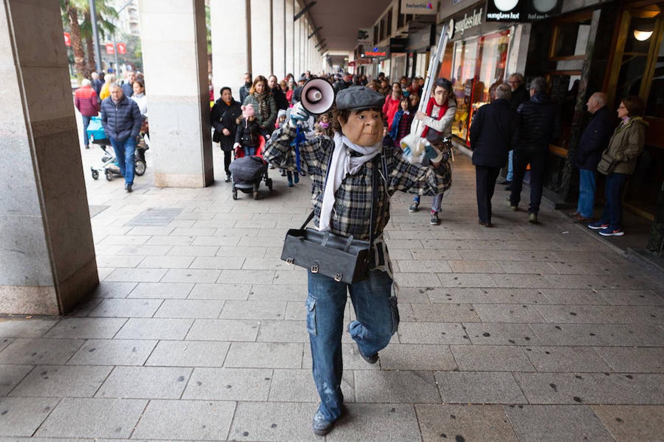 Arranca el festival de marionetas con un espectáculo callejero que recorrió el centro de Logroño