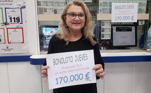 Maribel Bobadilla, de la administración de lotería de Calahorra que ha sellado el boleto premiado. 