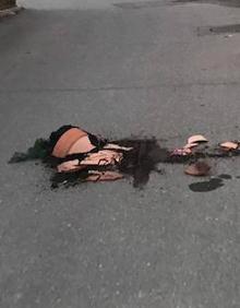 Imagen secundaria 2 - Pintadas en varios vehículos y una maceta tirada en la carretera. 