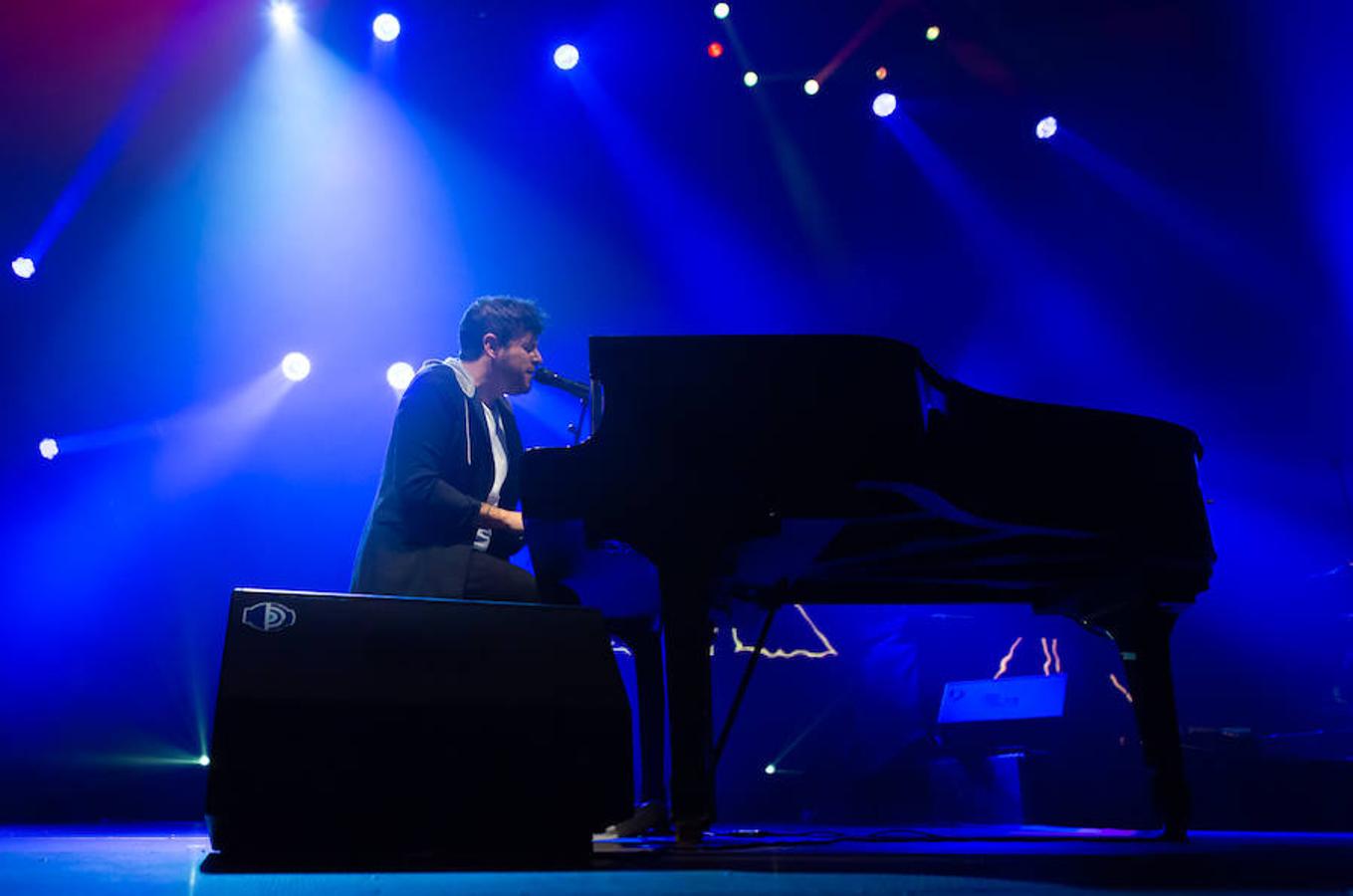 El músico y cantante Pablo López hizo de las delicias de sus fans en el concierto celebrado anoche en el Palacio de los Deportes de Logroño.