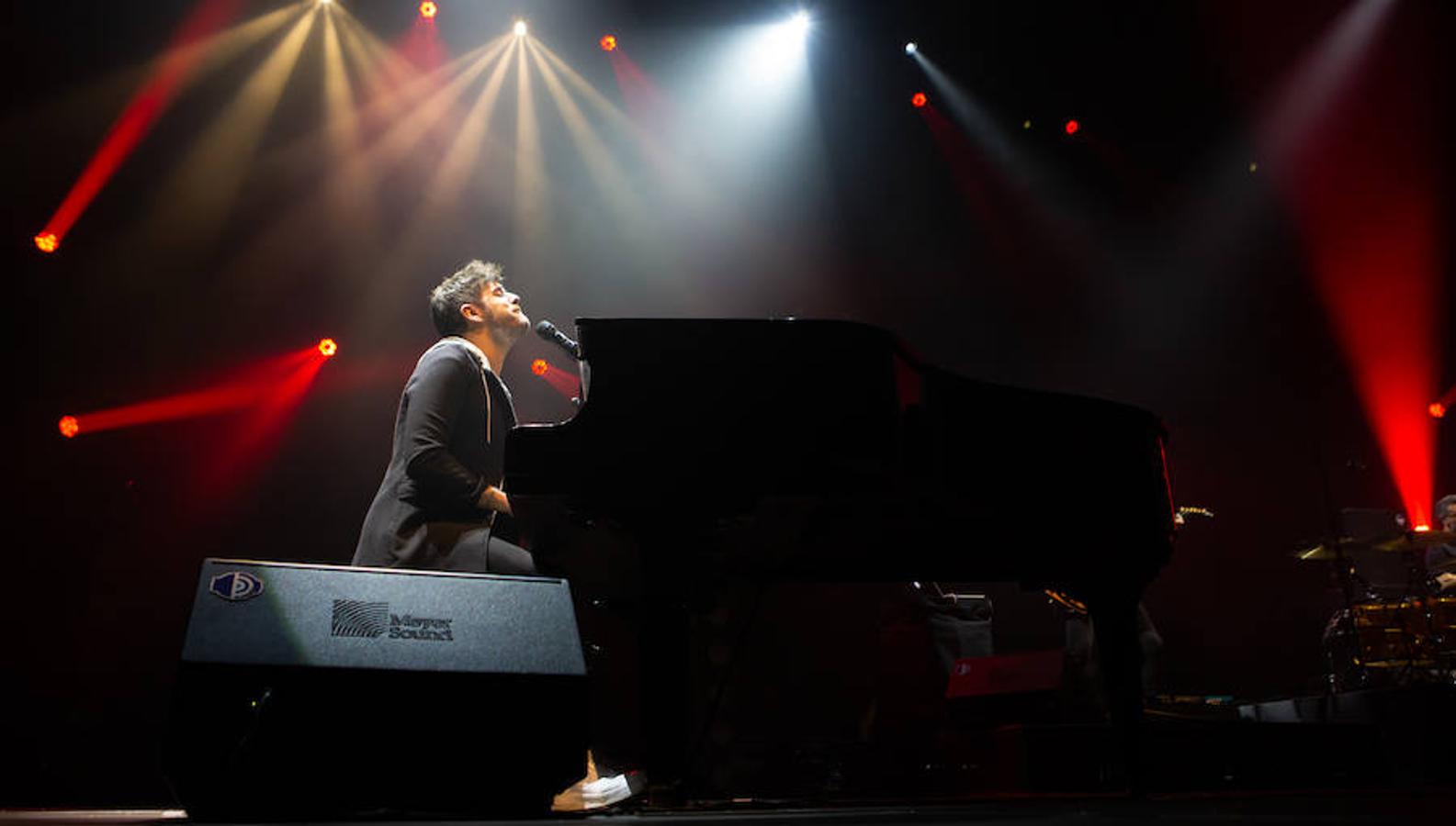 El músico y cantante Pablo López hizo de las delicias de sus fans en el concierto celebrado anoche en el Palacio de los Deportes de Logroño.