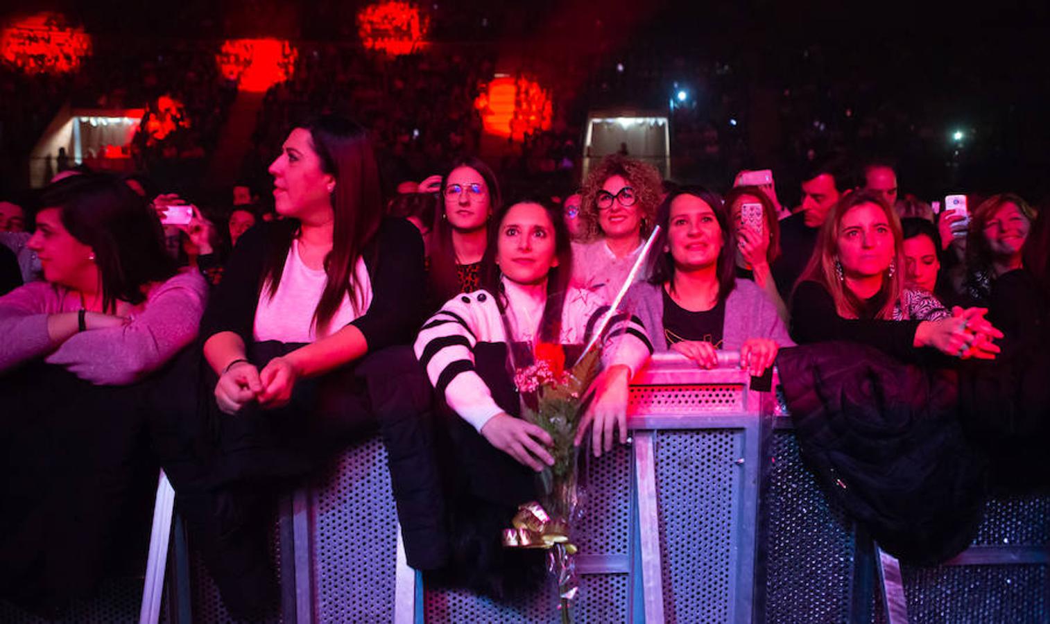 El músico y cantante Pablo López hizo de las delicias de sus fans en el concierto celebrado anoche en el Palacio de los Deportes de Logroño.