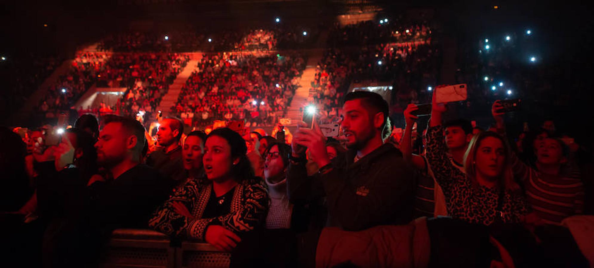 El músico y cantante Pablo López hizo de las delicias de sus fans en el concierto celebrado anoche en el Palacio de los Deportes de Logroño.