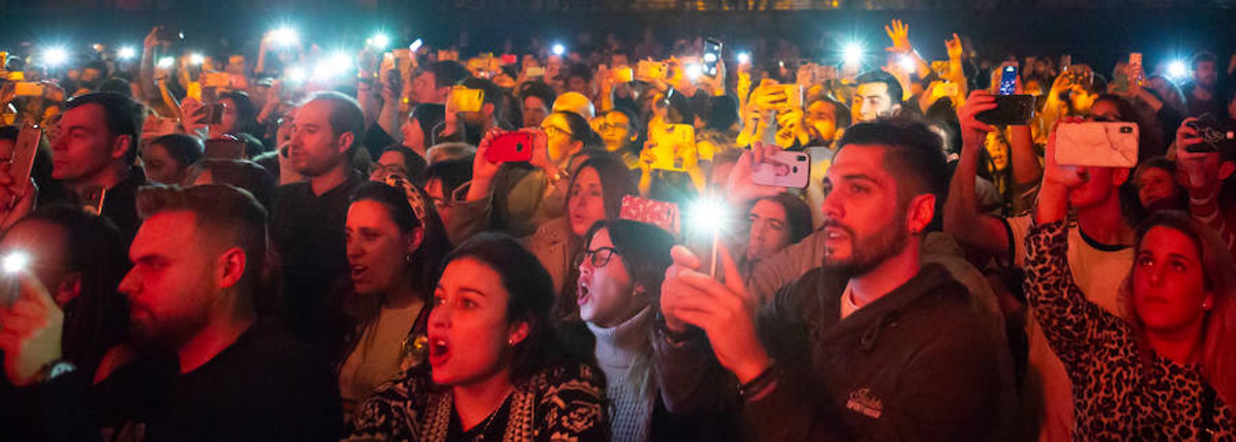 El músico y cantante Pablo López hizo de las delicias de sus fans en el concierto celebrado anoche en el Palacio de los Deportes de Logroño.