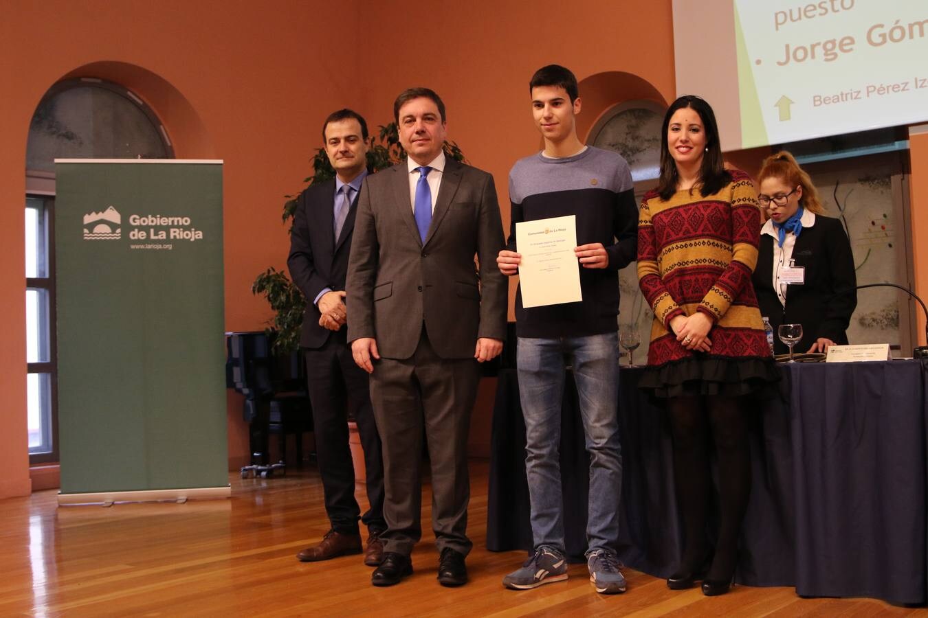 Fotos: 77 estudiantes reciben premios por sus calificaciones