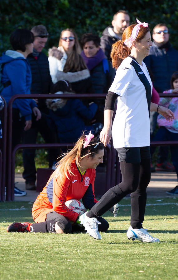 Las mamás de los futbolistas que militan en los equipso Tedeón y Villegas han protagonizado un duelo en la cumbre en el campo de Navarrete. Este partido del siglo ha servido como ejemplo de implicación familiar y de apoyo a la Asociación Española contra el Cáncer. 