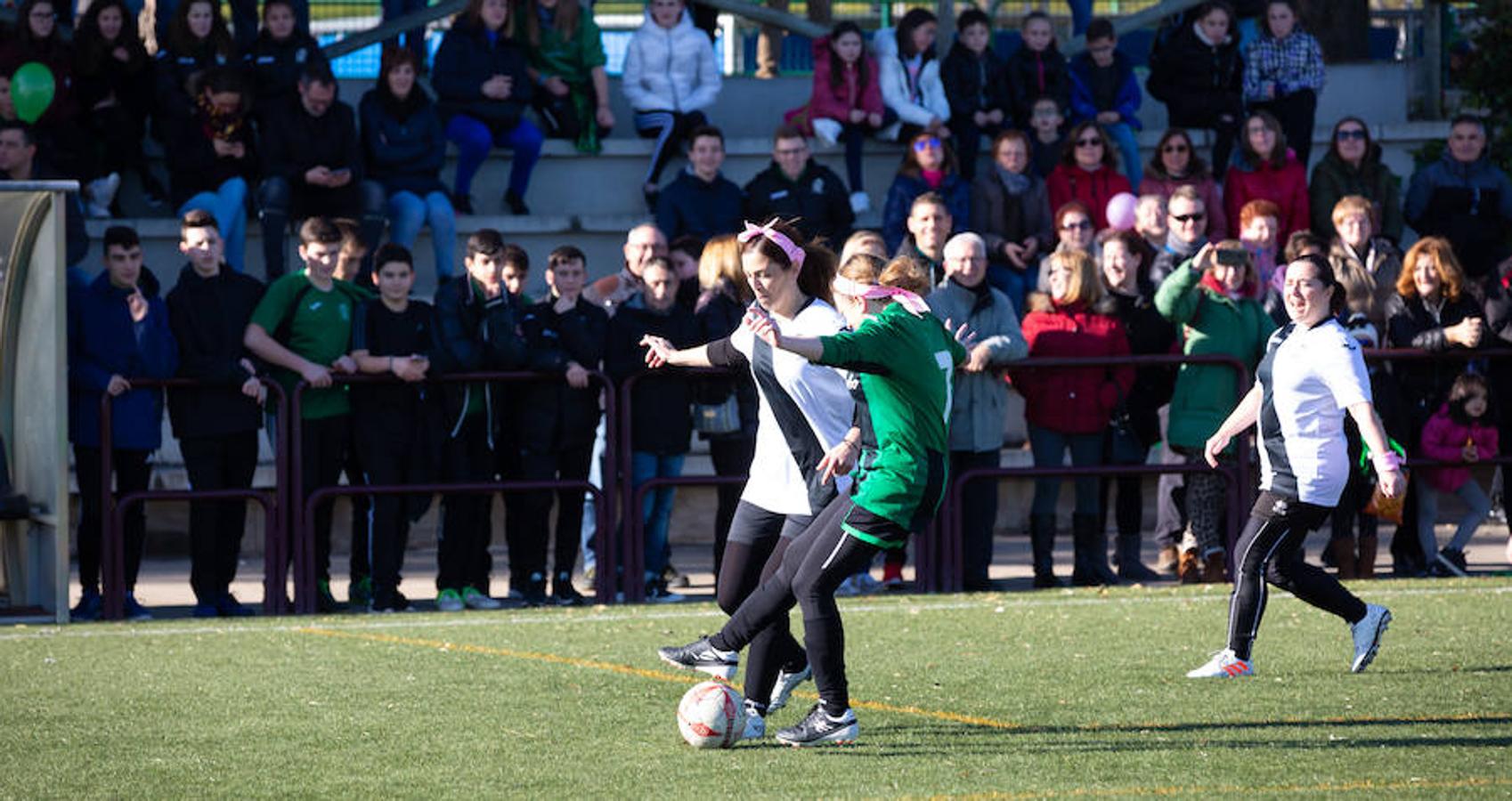 Las mamás de los futbolistas que militan en los equipso Tedeón y Villegas han protagonizado un duelo en la cumbre en el campo de Navarrete. Este partido del siglo ha servido como ejemplo de implicación familiar y de apoyo a la Asociación Española contra el Cáncer. 