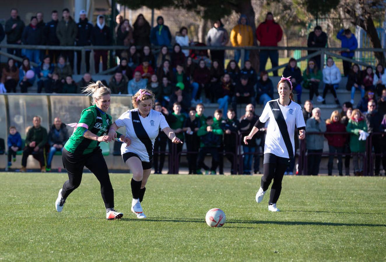 Las mamás de los futbolistas que militan en los equipso Tedeón y Villegas han protagonizado un duelo en la cumbre en el campo de Navarrete. Este partido del siglo ha servido como ejemplo de implicación familiar y de apoyo a la Asociación Española contra el Cáncer. 