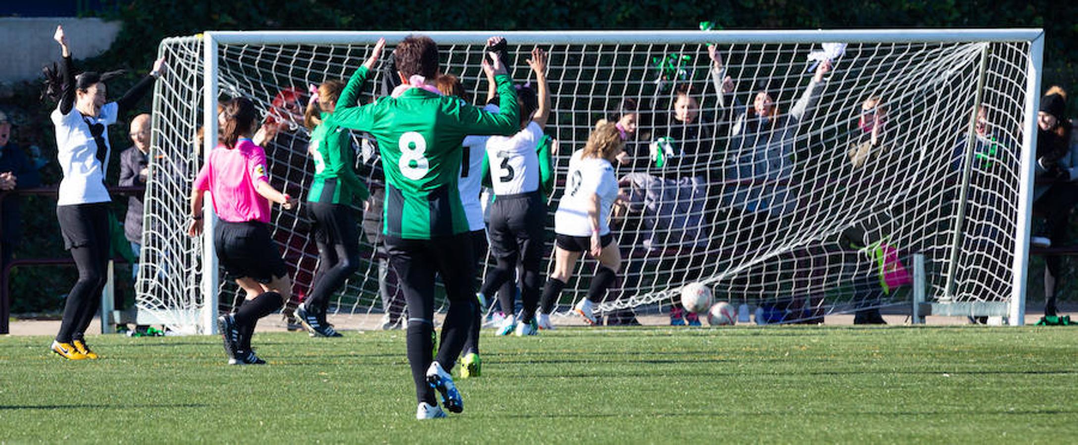 Las mamás de los futbolistas que militan en los equipso Tedeón y Villegas han protagonizado un duelo en la cumbre en el campo de Navarrete. Este partido del siglo ha servido como ejemplo de implicación familiar y de apoyo a la Asociación Española contra el Cáncer. 