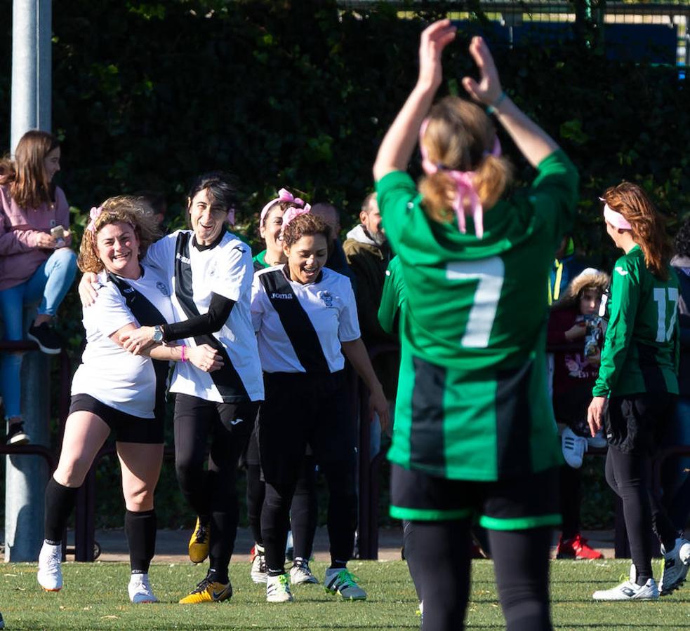 Las mamás de los futbolistas que militan en los equipso Tedeón y Villegas han protagonizado un duelo en la cumbre en el campo de Navarrete. Este partido del siglo ha servido como ejemplo de implicación familiar y de apoyo a la Asociación Española contra el Cáncer. 