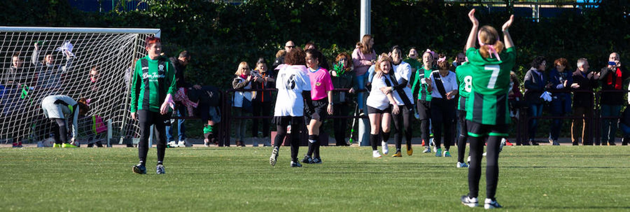 Las mamás de los futbolistas que militan en los equipso Tedeón y Villegas han protagonizado un duelo en la cumbre en el campo de Navarrete. Este partido del siglo ha servido como ejemplo de implicación familiar y de apoyo a la Asociación Española contra el Cáncer. 