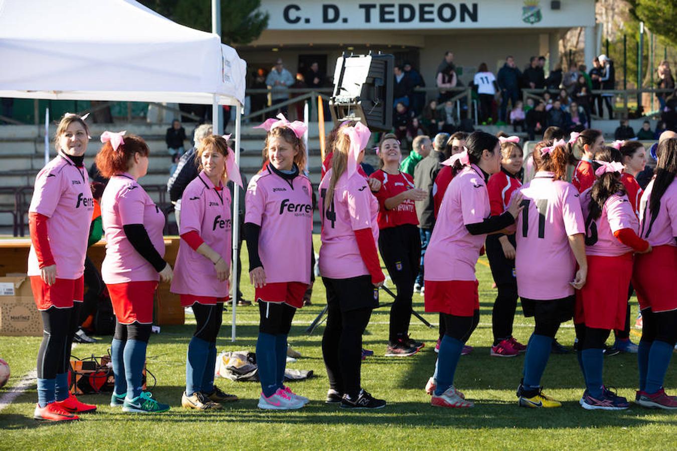 Las mamás de los futbolistas que militan en los equipso Tedeón y Villegas han protagonizado un duelo en la cumbre en el campo de Navarrete. Este partido del siglo ha servido como ejemplo de implicación familiar y de apoyo a la Asociación Española contra el Cáncer. 