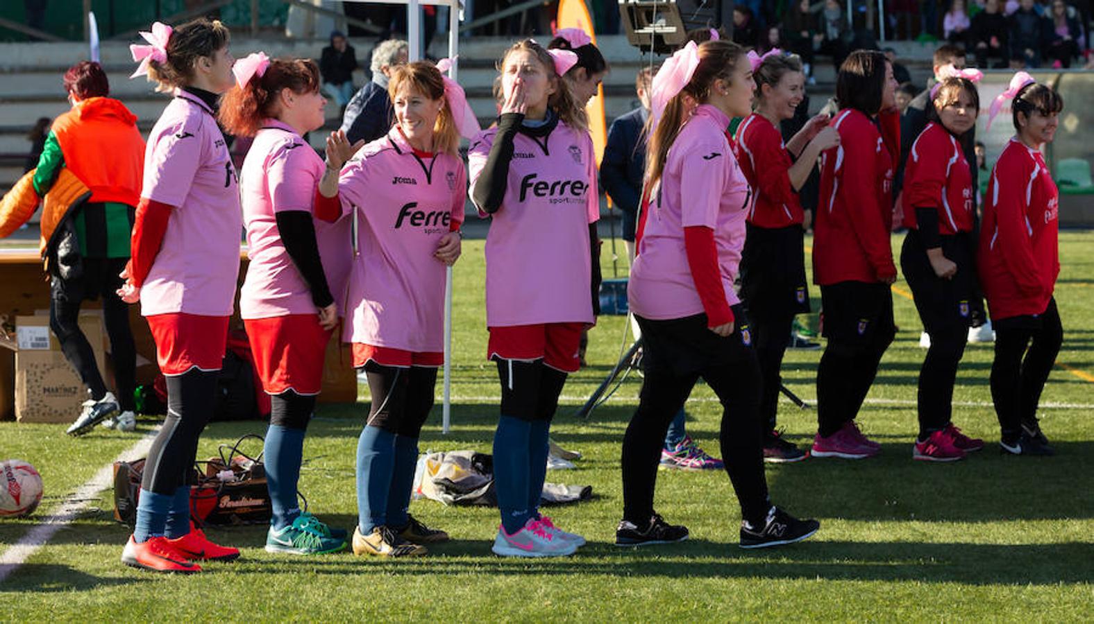 Las mamás de los futbolistas que militan en los equipso Tedeón y Villegas han protagonizado un duelo en la cumbre en el campo de Navarrete. Este partido del siglo ha servido como ejemplo de implicación familiar y de apoyo a la Asociación Española contra el Cáncer. 