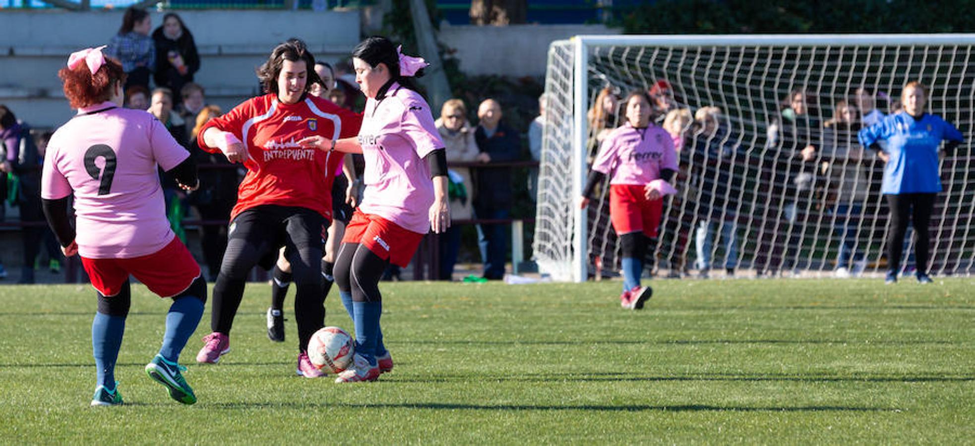 Las mamás de los futbolistas que militan en los equipso Tedeón y Villegas han protagonizado un duelo en la cumbre en el campo de Navarrete. Este partido del siglo ha servido como ejemplo de implicación familiar y de apoyo a la Asociación Española contra el Cáncer. 