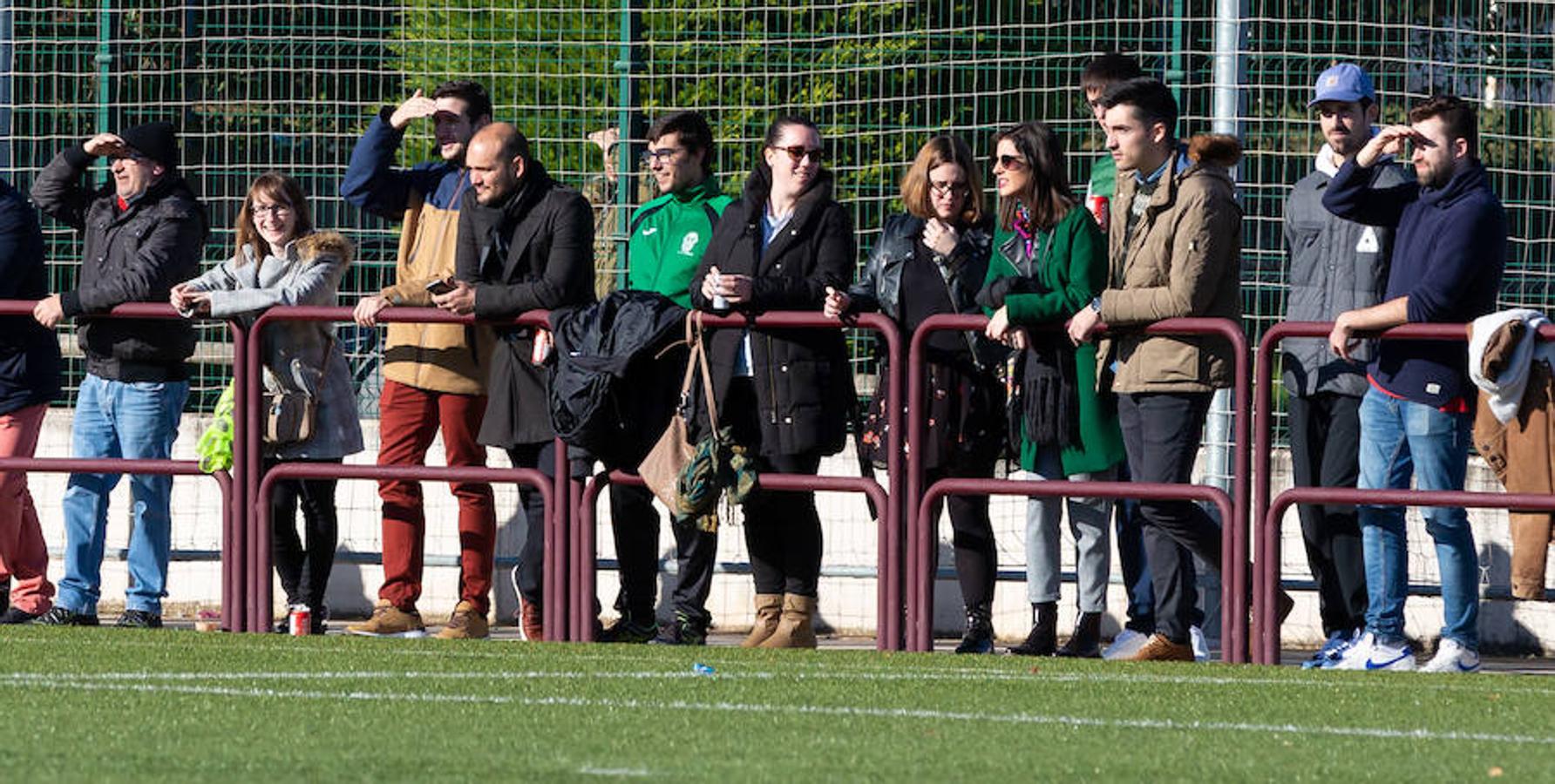 Las mamás de los futbolistas que militan en los equipso Tedeón y Villegas han protagonizado un duelo en la cumbre en el campo de Navarrete. Este partido del siglo ha servido como ejemplo de implicación familiar y de apoyo a la Asociación Española contra el Cáncer. 