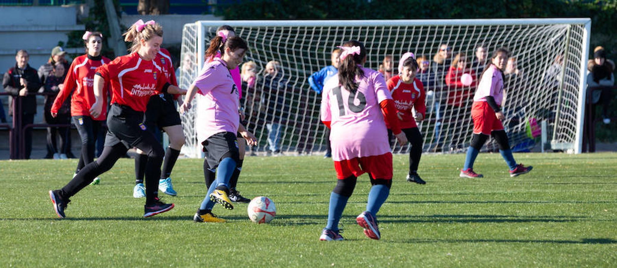 Las mamás de los futbolistas que militan en los equipso Tedeón y Villegas han protagonizado un duelo en la cumbre en el campo de Navarrete. Este partido del siglo ha servido como ejemplo de implicación familiar y de apoyo a la Asociación Española contra el Cáncer. 