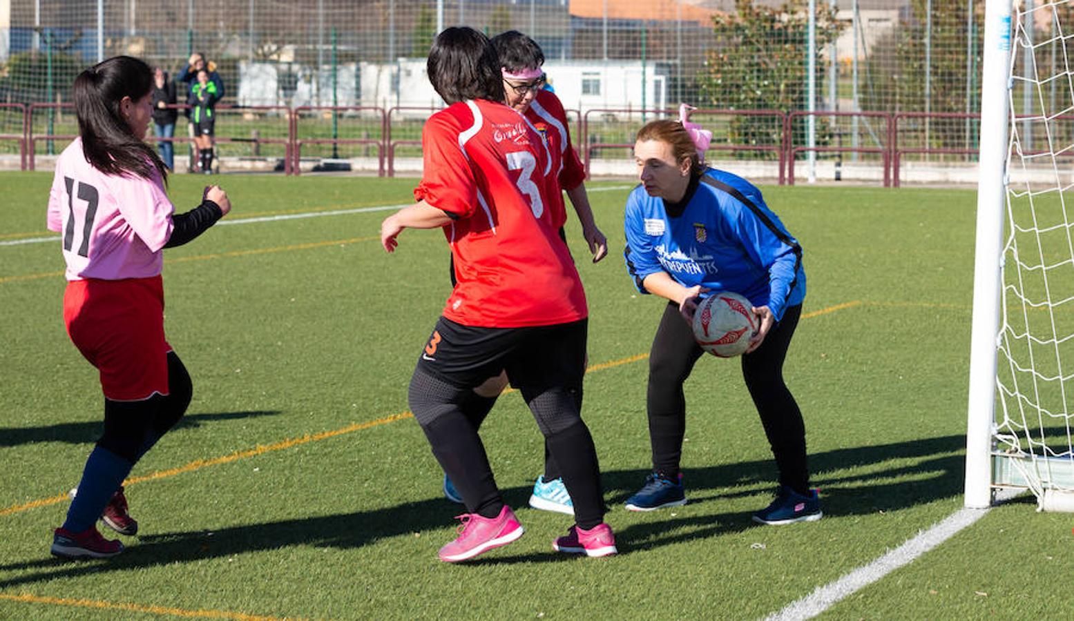 Las mamás de los futbolistas que militan en los equipso Tedeón y Villegas han protagonizado un duelo en la cumbre en el campo de Navarrete. Este partido del siglo ha servido como ejemplo de implicación familiar y de apoyo a la Asociación Española contra el Cáncer. 