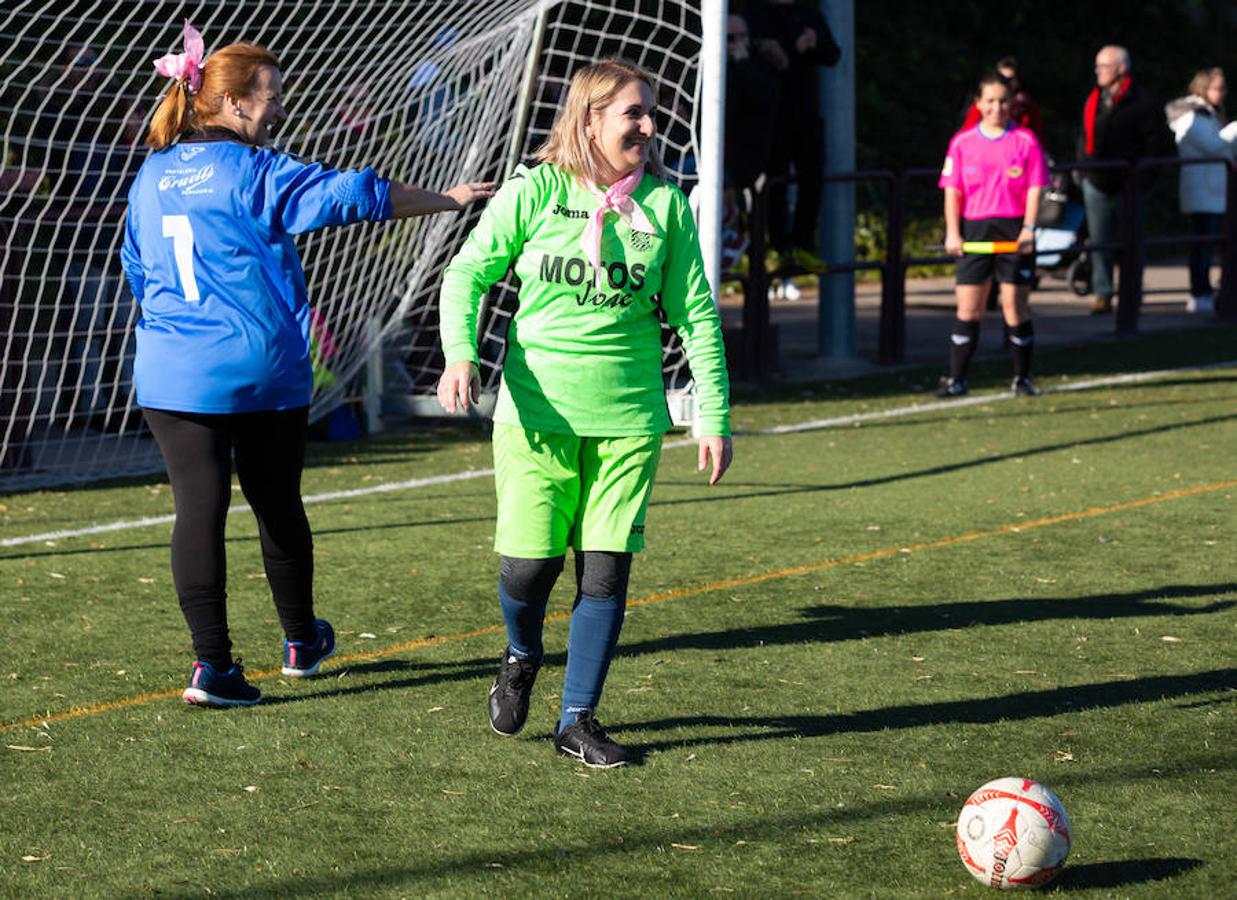 Las mamás de los futbolistas que militan en los equipso Tedeón y Villegas han protagonizado un duelo en la cumbre en el campo de Navarrete. Este partido del siglo ha servido como ejemplo de implicación familiar y de apoyo a la Asociación Española contra el Cáncer. 