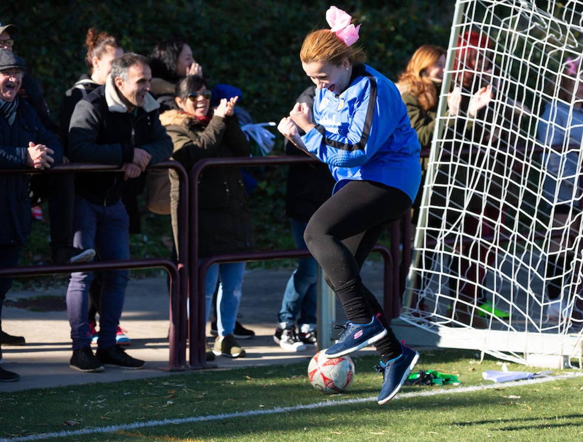 Las mamás de los futbolistas que militan en los equipso Tedeón y Villegas han protagonizado un duelo en la cumbre en el campo de Navarrete. Este partido del siglo ha servido como ejemplo de implicación familiar y de apoyo a la Asociación Española contra el Cáncer. 