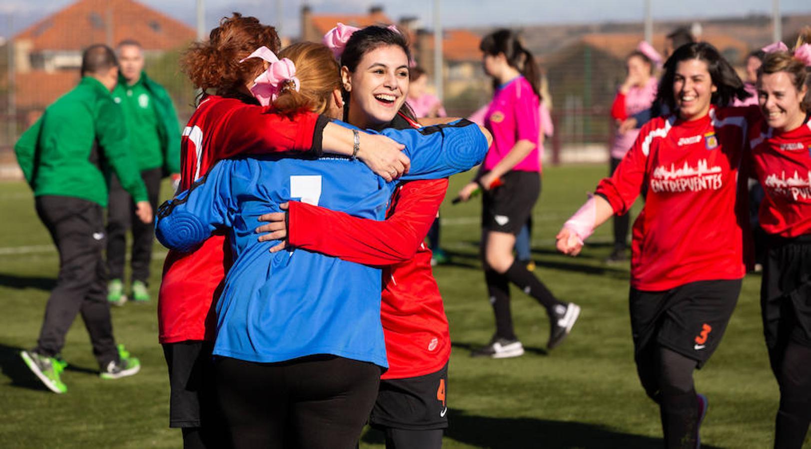 Las mamás de los futbolistas que militan en los equipso Tedeón y Villegas han protagonizado un duelo en la cumbre en el campo de Navarrete. Este partido del siglo ha servido como ejemplo de implicación familiar y de apoyo a la Asociación Española contra el Cáncer. 