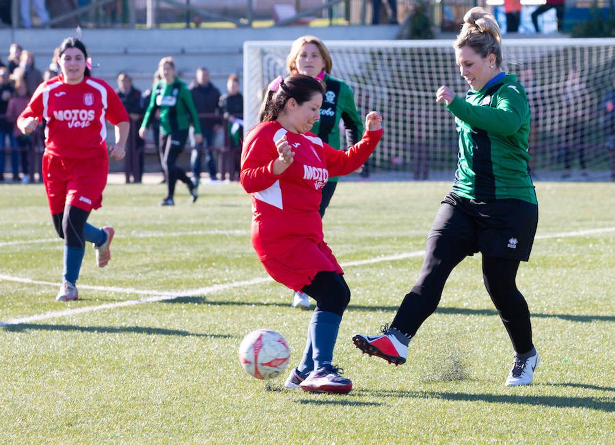 Las mamás de los futbolistas que militan en los equipso Tedeón y Villegas han protagonizado un duelo en la cumbre en el campo de Navarrete. Este partido del siglo ha servido como ejemplo de implicación familiar y de apoyo a la Asociación Española contra el Cáncer. 