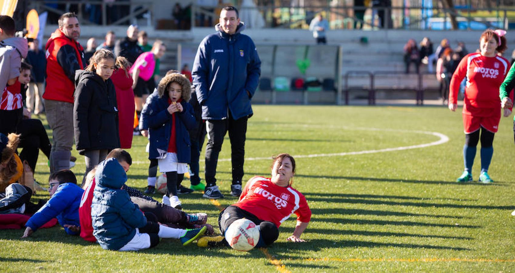 Las mamás de los futbolistas que militan en los equipso Tedeón y Villegas han protagonizado un duelo en la cumbre en el campo de Navarrete. Este partido del siglo ha servido como ejemplo de implicación familiar y de apoyo a la Asociación Española contra el Cáncer. 