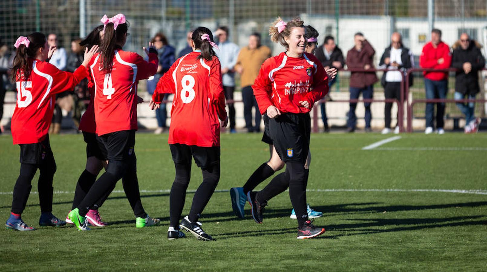 Las mamás de los futbolistas que militan en los equipso Tedeón y Villegas han protagonizado un duelo en la cumbre en el campo de Navarrete. Este partido del siglo ha servido como ejemplo de implicación familiar y de apoyo a la Asociación Española contra el Cáncer. 