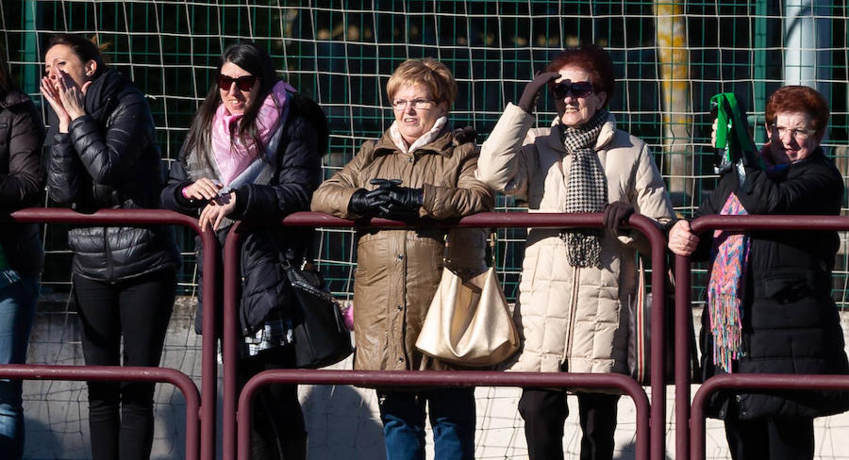 Las mamás de los futbolistas que militan en los equipso Tedeón y Villegas han protagonizado un duelo en la cumbre en el campo de Navarrete. Este partido del siglo ha servido como ejemplo de implicación familiar y de apoyo a la Asociación Española contra el Cáncer. 