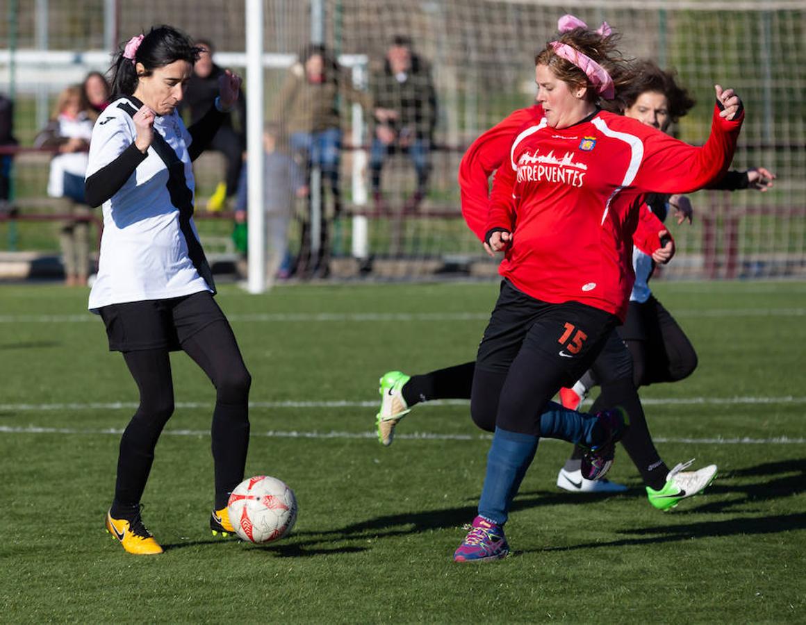 Las mamás de los futbolistas que militan en los equipso Tedeón y Villegas han protagonizado un duelo en la cumbre en el campo de Navarrete. Este partido del siglo ha servido como ejemplo de implicación familiar y de apoyo a la Asociación Española contra el Cáncer. 