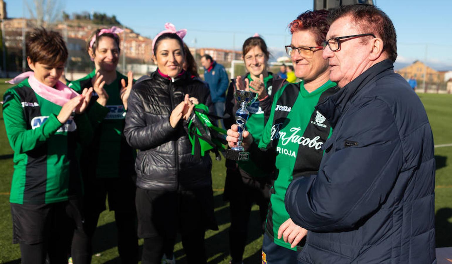 Las mamás de los futbolistas que militan en los equipso Tedeón y Villegas han protagonizado un duelo en la cumbre en el campo de Navarrete. Este partido del siglo ha servido como ejemplo de implicación familiar y de apoyo a la Asociación Española contra el Cáncer. 