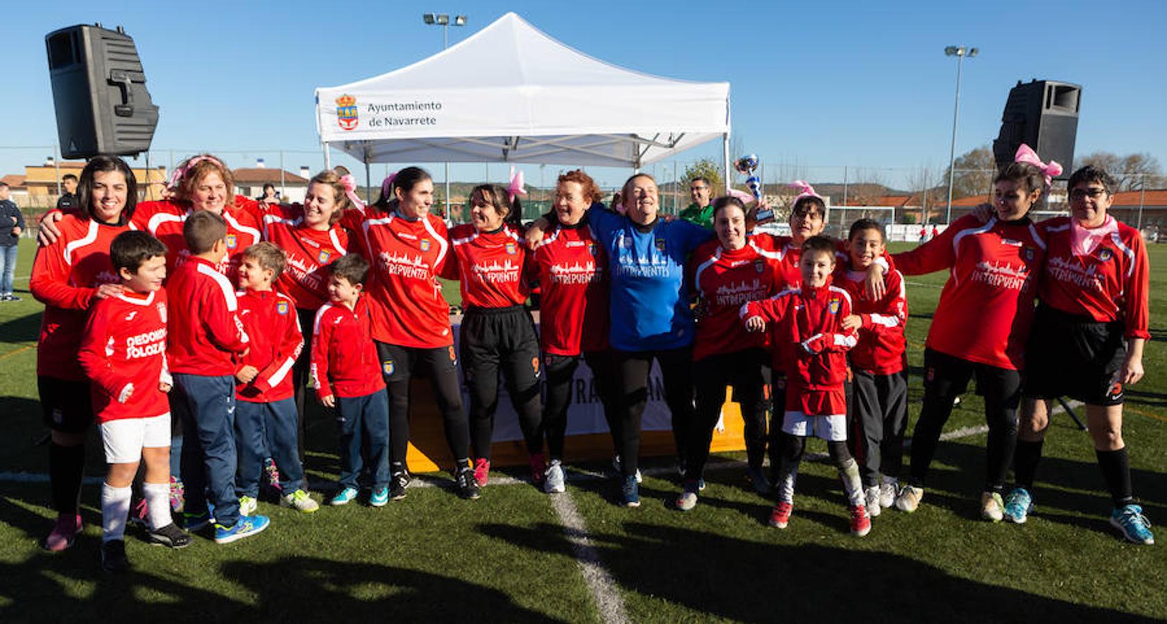 Las mamás de los futbolistas que militan en los equipso Tedeón y Villegas han protagonizado un duelo en la cumbre en el campo de Navarrete. Este partido del siglo ha servido como ejemplo de implicación familiar y de apoyo a la Asociación Española contra el Cáncer. 