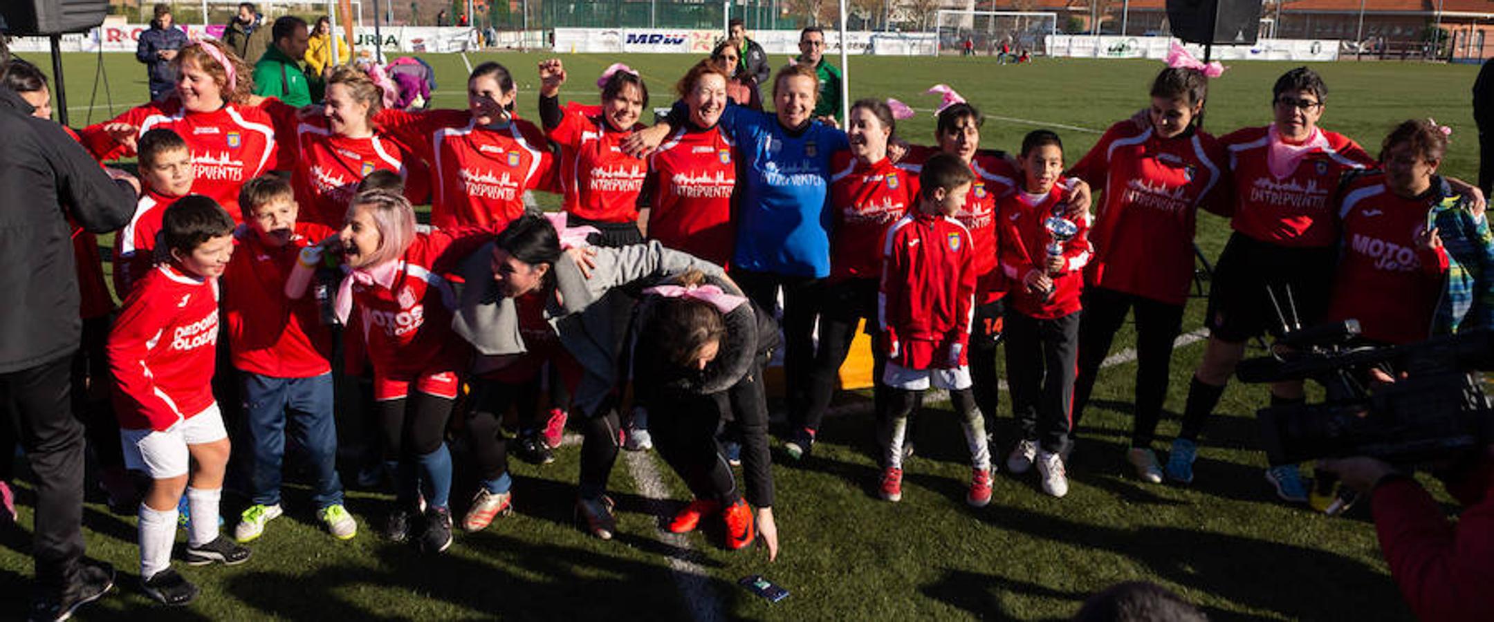 Las mamás de los futbolistas que militan en los equipso Tedeón y Villegas han protagonizado un duelo en la cumbre en el campo de Navarrete. Este partido del siglo ha servido como ejemplo de implicación familiar y de apoyo a la Asociación Española contra el Cáncer. 