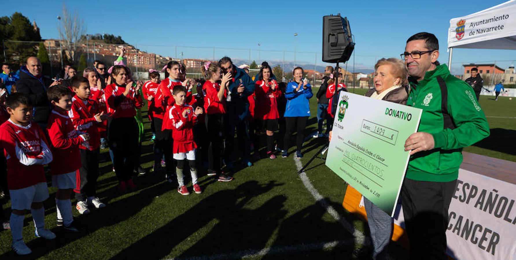 Las mamás de los futbolistas que militan en los equipso Tedeón y Villegas han protagonizado un duelo en la cumbre en el campo de Navarrete. Este partido del siglo ha servido como ejemplo de implicación familiar y de apoyo a la Asociación Española contra el Cáncer. 