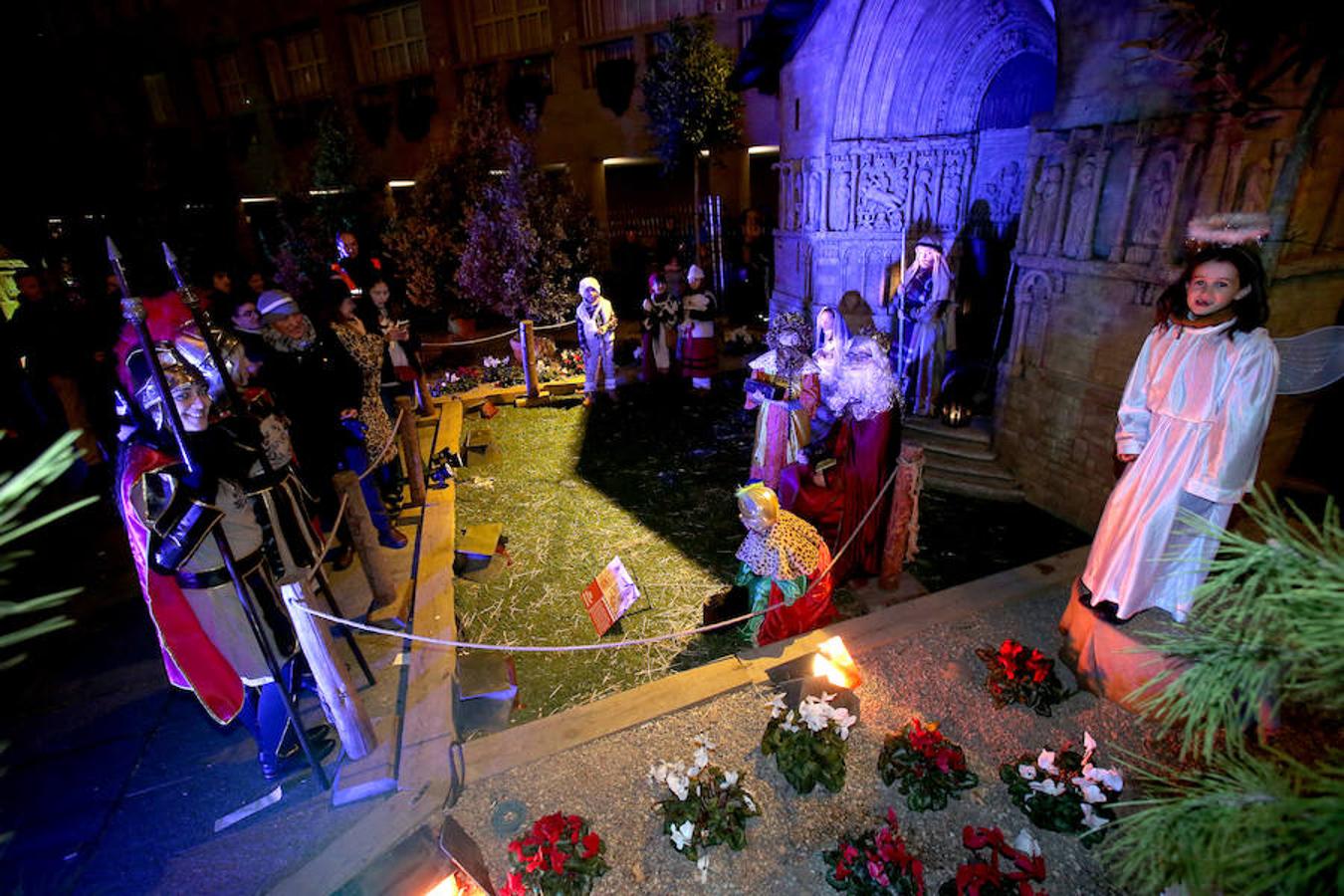 El belén monumental de la plaza del Ayuntamiento de Logroño cobró vida gracias a los niños de la parroquia Valvanera