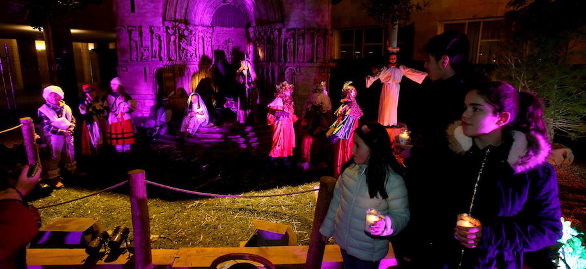 El belén monumental de la plaza del Ayuntamiento de Logroño cobró vida gracias a los niños de la parroquia Valvanera