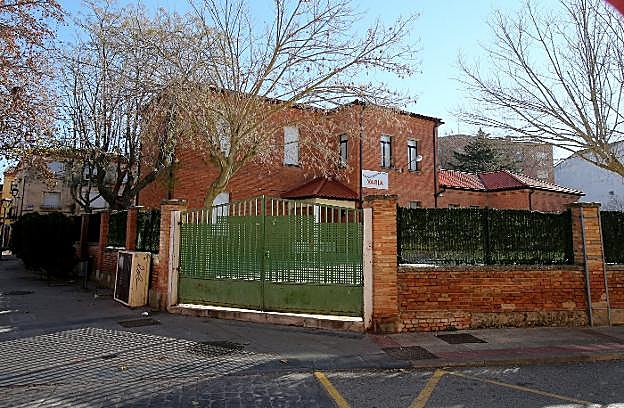 Edificio de Infantil, de propiedad municipal, cuya futura reforma se ha empezado a estudiar. :: juan marín