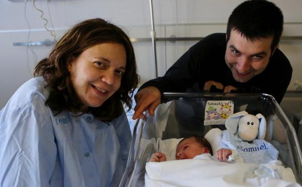 Sheila y José Antonio, junto al pequeño Samuel. 