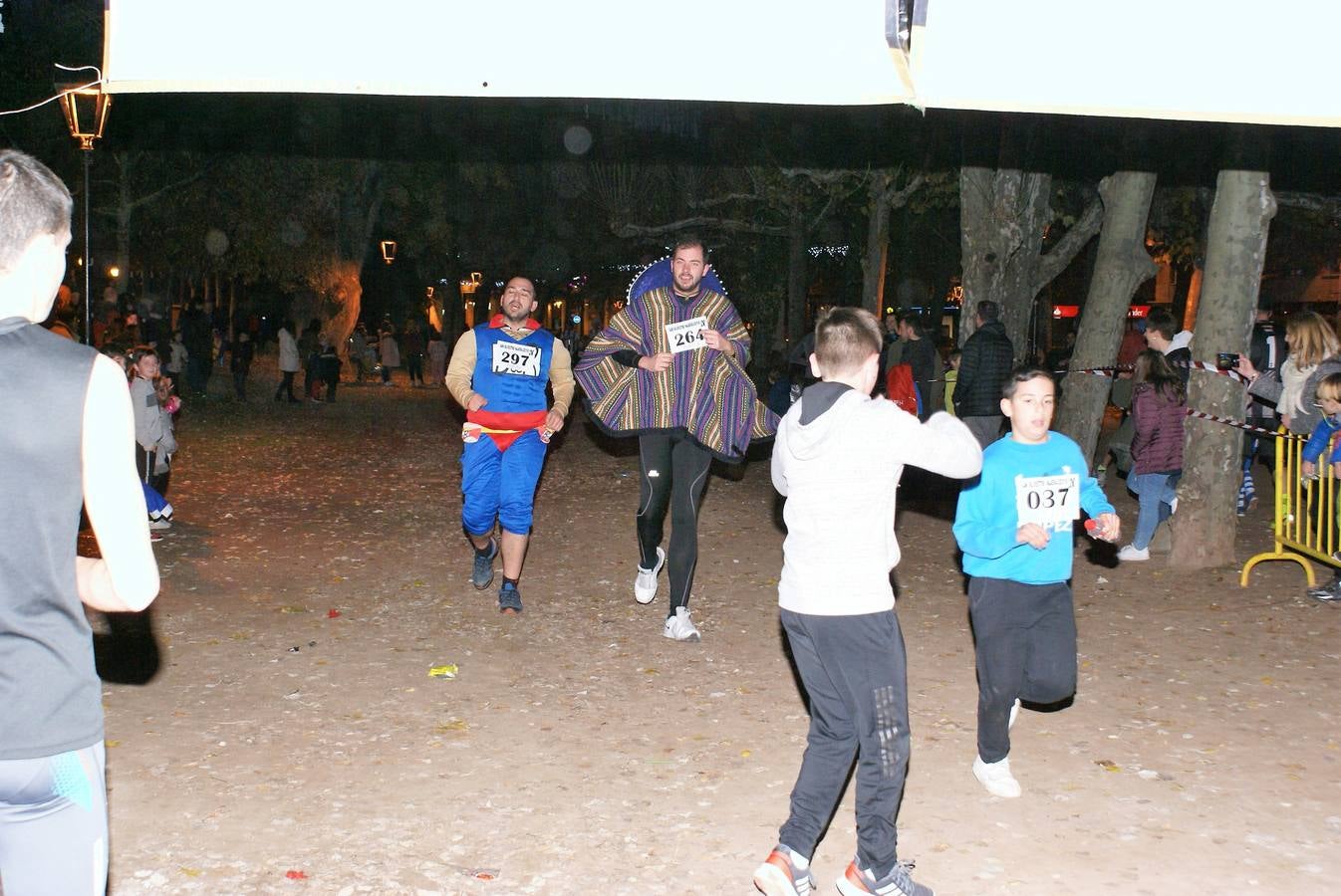 Divertidos disfraces en la San Silvestre de Nájera.