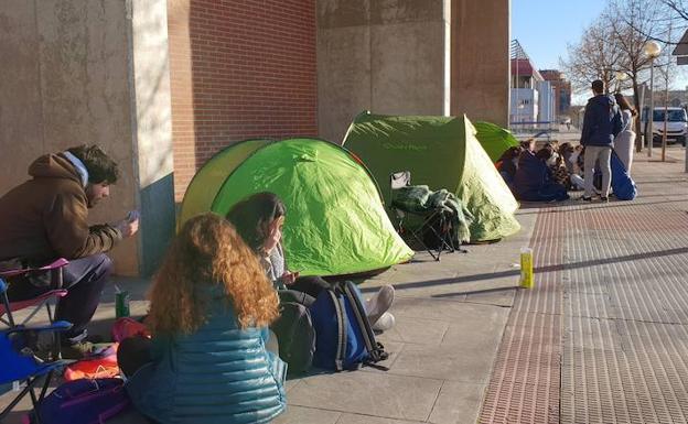 Fila para el conceirto de Malu del festival Actual, en Logroño.